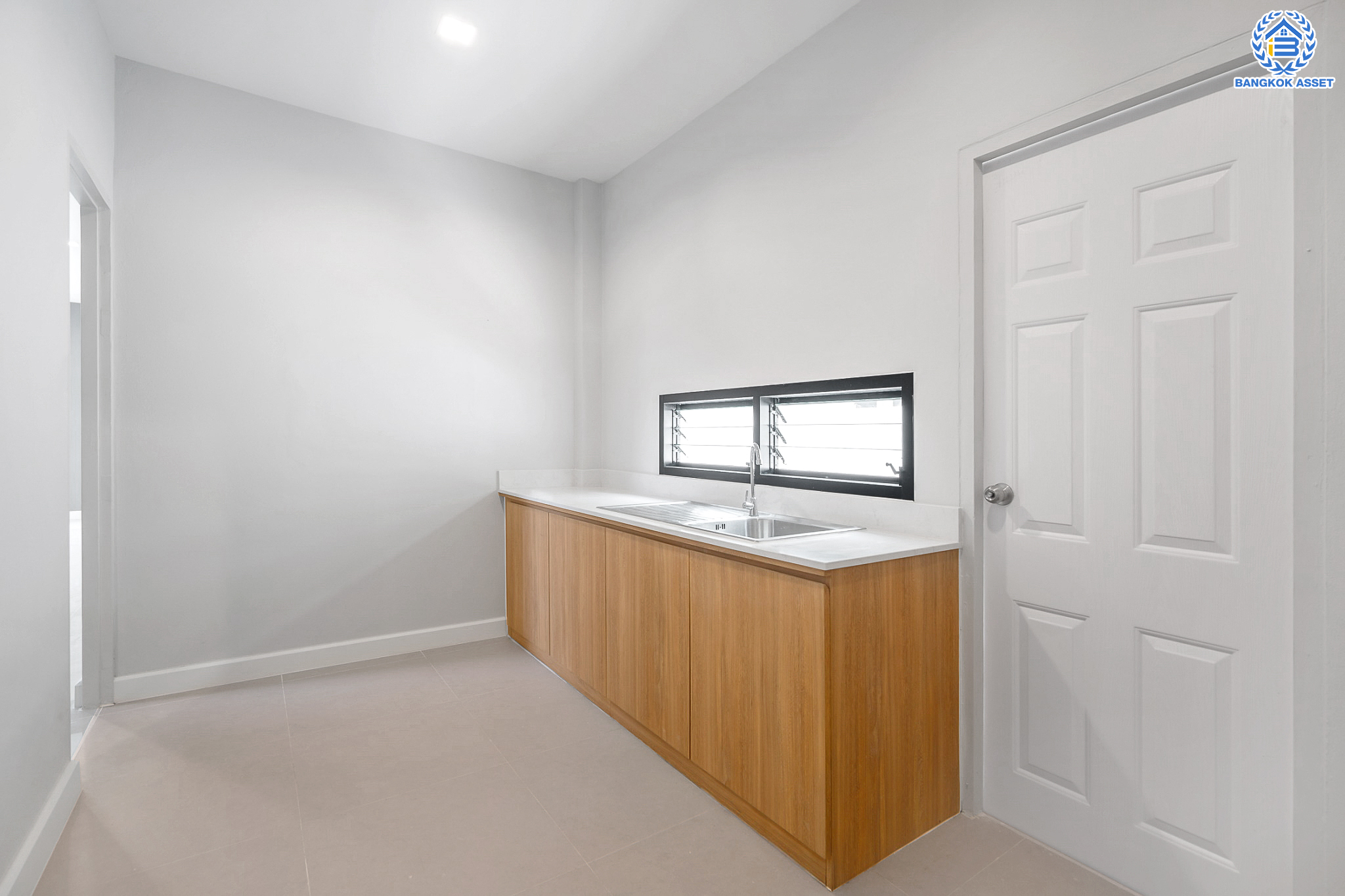 บ้านมือสองตกแต่งใหม่ ม.ปรัชญาการ์เด้นโฮม สุคนธสวัสดิ์ หลังมุม เนื้อที่ 55.9 ตร.ว. ฟังก์ชัน 3 ห้องนอน 4 ห้องน้ำ 1 ห้องแม่บ้าน 2 ที่จอดรถ พร้อม Living Area กว้างขวาง บนทำเลใจกลางเมือง! เชื่อมต่อทั้งถนนประเสริฐมนูญกิจ, เกษตร-นวมินทร์, ลาดพร้าว, รัชโยธินฯ ใกล้ทางด่วนรามอินทรา และรถไฟฟ้าสายสีน้ำตาล "สถานีโรงเรียนสตรีวิทยา2"